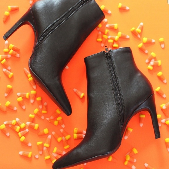 🚨LAST PAIR!//The Astrid// Black ankle bootie - Picture 4 of 7